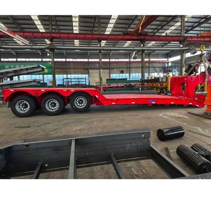 Un buon prezzo. Semi-camion idraulico staccabile con collo di gallina, rimorchio lowboy per il trasporto di macchine pesanti in linea