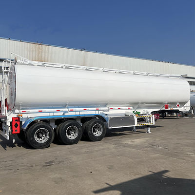Un buon prezzo. Semi-remorco con serbatoio a tre assi in acciaio al carbonio con una capacità di 45 000 litri e 5 cabine opzionali in linea